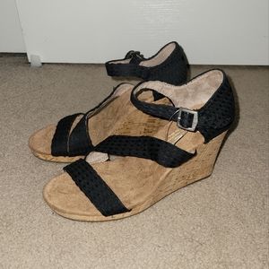 NEW. Toms Wedge Heels